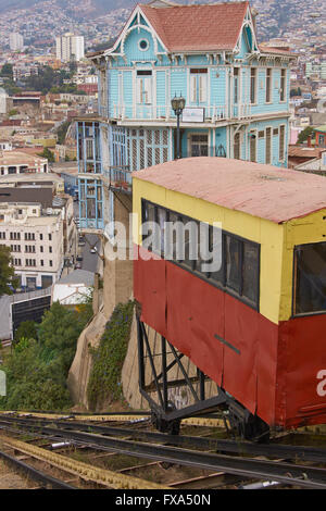 Ascensor Artilleria an einem steilen Hang in Port Stadt Valparaiso in Chile. Stockfoto