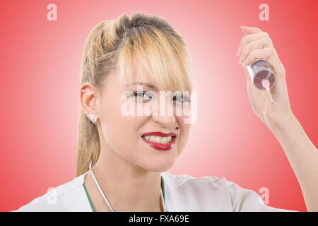 ein wütend verrückt blond Arzt mit einer Spritze Stockfoto