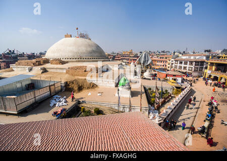 Boudhanath Stupa in Boudha wurde während des Erdbebens 2015 beschädigt und ist im Umbau, Kathmandu, Nepal Stockfoto