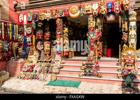 Bunte Holzmasken und andere Souvenirs verkaufen wir in einem Geschäft, Bhaktapur, Kathmandu, Nepal Stockfoto