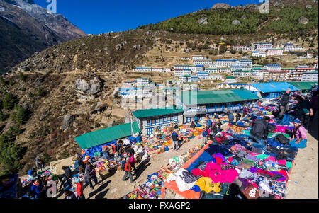 Verkauf von waren auf dem örtlichen Wochenmarkt in Namche Bazar, Solo Khumbu, Nepal Stockfoto