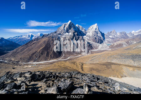 Blick auf die Berge Cholatse (6335m) und Tabuche Peak (6367m), Dingboche, Solo Khumbu, Nepal Stockfoto