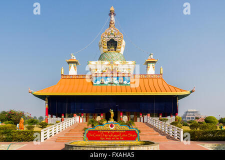 Große Drigung Kagyud Lotus Stupa, einer der vielen internationalen buddhistischen Tempel rund um den Geburtsort von Buddha Siddhartha Stockfoto