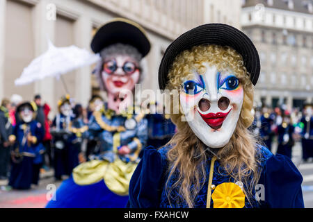 Porträt einer Frau trägt ein Kostüm und eine Maske an der großen Prozession der Basler Fasnacht, Basler Fasnacht, Basel Stockfoto