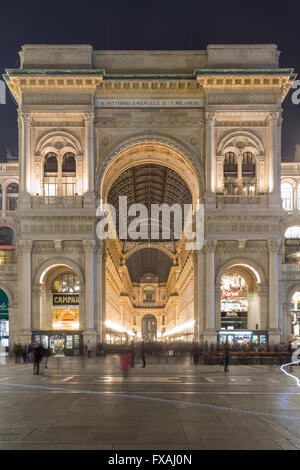 Bogen Sie am Eingang der Galleria Vittorio Emanuele II bei Nacht, Piazza del Duomo, Mailand, Italien Stockfoto