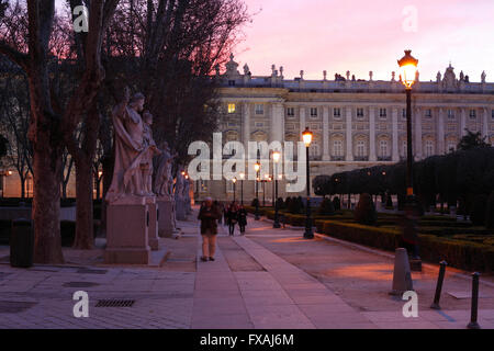 Königlicher Palast, Palacio Real auf der Plaza de Oriente in der Abenddämmerung, Madrid, Spanien Stockfoto