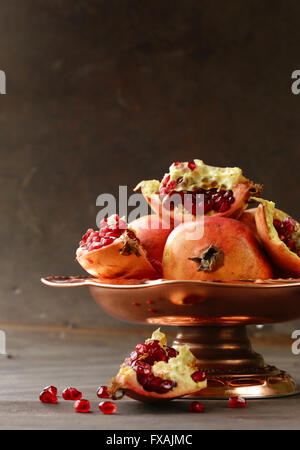 Granatapfel Bio reifen roten Früchten, ganze und gebrochene Stockfoto