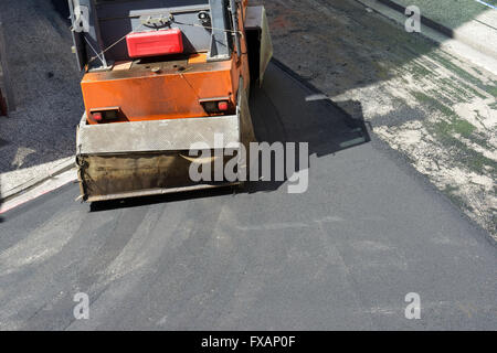 Maschine auf Asphaltplasterung arbeitet für die Reparatur von Straßen. Stockfoto