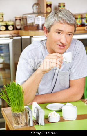 Ältere Menschen trinken Kaffee im café Stockfoto