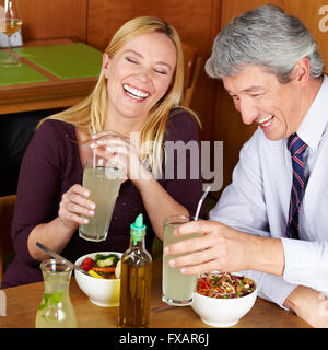 Lächelnd, glücklich älteres Ehepaar mit Abendessen in einem restaurant Stockfoto