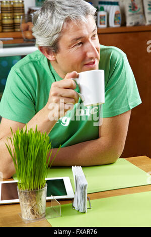 Mann mit Tablet-Computer, die Tasse Kaffee in einem café Stockfoto