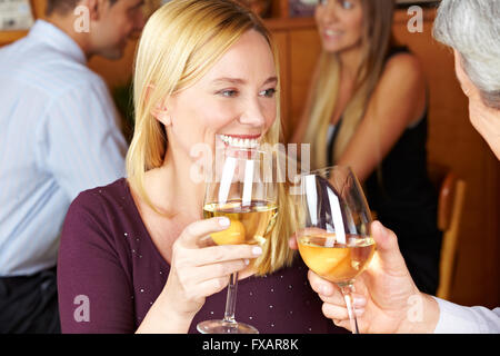 Glücklich Seniorin Toasten mit Glas Weißwein für den Menschen Stockfoto