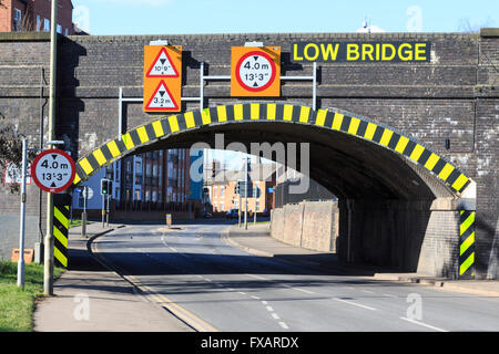 Eine unterzeichnete niedrig 4,0 m Stehhöhe Eisenbahnbrücke in Market Harborough Leicestershire Leicester in London Fernzüge (Midlands Main Line) Stockfoto