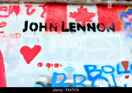Prag, Tschechische Republik. Die "John Lennon Wall' in Velkoprevorské námestí - Magnet für Graffiti Schriftsteller seit den 90er Jahren (20. April Stockfoto