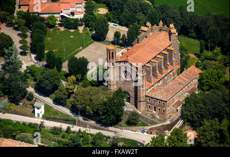 Luftaufnahme, Esglesia Sant Joan Les Fonts, Kloster Monestir de Sant Joan Les Fonts mit die dreischiffige romanische Kirche, Stockfoto