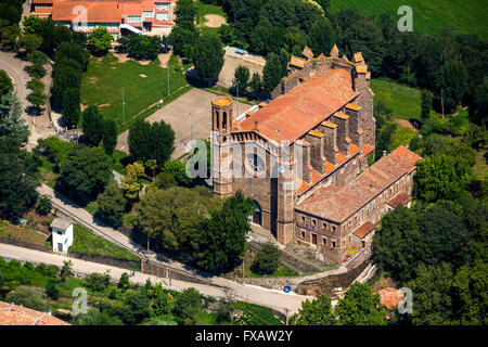 Luftaufnahme, Esglesia Sant Joan Les Fonts, Kloster Monestir de Sant Joan Les Fonts mit die dreischiffige romanische Kirche, Stockfoto