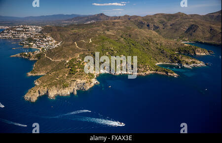 Luftaufnahme, vie Stellplätze für Boote und Taucher, mediterrane Bucht von Roses, blaues Wasser, Roses, Costa Brava, Katalonien, Spanien, Antenne Stockfoto