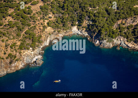 Luftaufnahme, vie Stellplätze für Boote und Taucher, mediterrane Bucht von Roses, blaues Wasser, Roses, Costa Brava, Katalonien, Spanien, Antenne Stockfoto