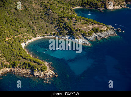 Luftaufnahme, vie Stellplätze für Boote und Taucher, mediterrane Bucht von Roses, blaues Wasser, Roses, Costa Brava, Katalonien, Spanien, Antenne Stockfoto