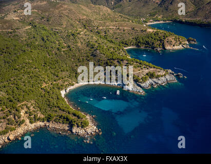 Luftaufnahme, vie Stellplätze für Boote und Taucher, mediterrane Bucht von Roses, blaues Wasser, Roses, Costa Brava, Katalonien, Spanien, Antenne Stockfoto