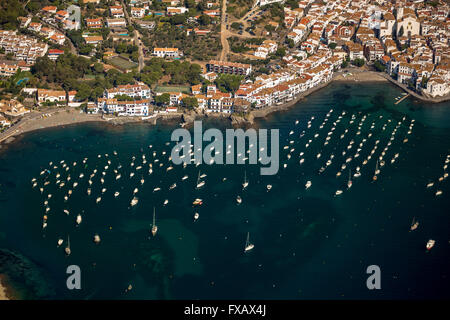 Antenne, Bucht von Cadaqués, Segelboote, Altstadt, Parc Natural Cap de Creus, Cadaques, Costa Brava, Katalonien, Spanien Europa, Antenne Stockfoto