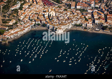 Antenne, Bucht von Cadaqués, Segelboote, Altstadt, Parc Natural Cap de Creus, Cadaques, Costa Brava, Katalonien, Spanien Europa, Antenne Stockfoto