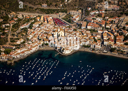 Antenne, Bucht von Cadaqués, Segelboote, Altstadt, Parc Natural Cap de Creus, Cadaques, Costa Brava, Katalonien, Spanien Europa, Antenne Stockfoto