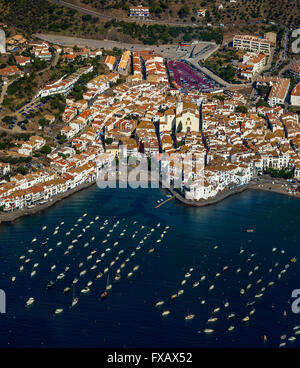 Antenne, Bucht von Cadaqués, Segelboote, Altstadt, Parc Natural Cap de Creus, Cadaques, Costa Brava, Katalonien, Spanien Europa, Antenne Stockfoto