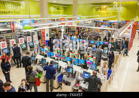England, London, Shopper im Tesco Speicher Stockfoto