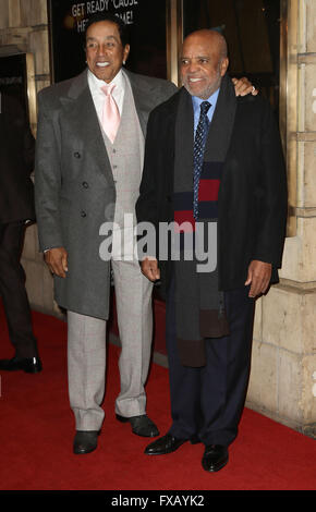 8. März 2016 - Berry Gordy und Smokey Robinson Teilnahme an Motown: The Musical Press Night, Shaftesbury Theatre in London, Vereinigtes Königreich. Stockfoto