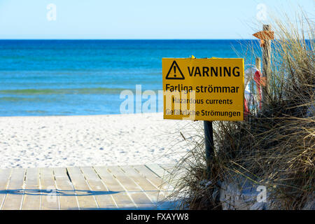 Charakteristisch, Schweden - 1. April 2016: Gelbes Warnschild über gefährliche Strömungen im Wasser an einem Sandstrand in Schwedisch, Deutsch Stockfoto