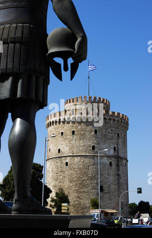 Griechische König Philippe von Mazedonien hält seinen Helm und Blick auf den weißen Turm von Thessaloniki, Makedonien, Griechenland Stockfoto