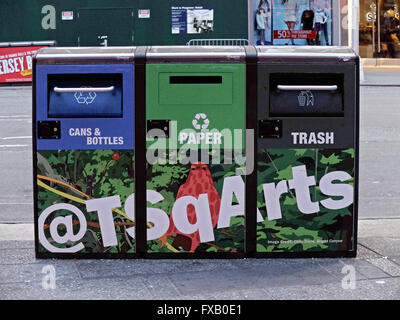 DAS RECYCLING. 3 Mülltonnen auf dem Times Square, eine für Papier, eine für Dosen und Flaschen und eine für Restmüll. Stockfoto