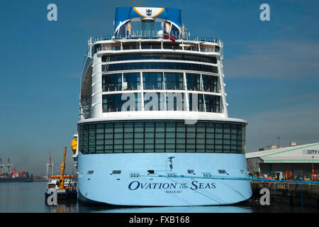 Royal Caribbean Kreuzfahrtschiff Ovation der Meere warten auf die Einschiffung der Passagiere an Southampton docks für ihre Jungfernfahrt Stockfoto