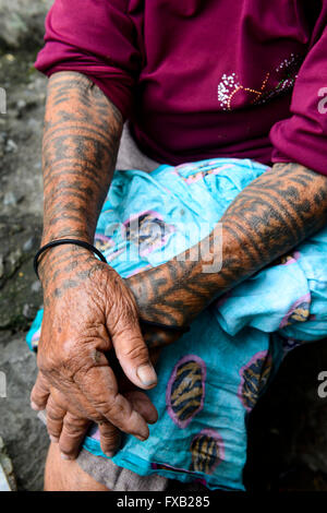 Philippinen, Cordillera Highlands, Bontoc, Samoki Dorf, Igorot Menschen, Samoki Stamm, alte Frau mit Tattoo / PHILIPPINEN, Kordilleren, Bontoc, Samuki Dorf, Igorot Volksgruppe, Samoki Clan, Alte Frau Mit Tattoo Stockfoto