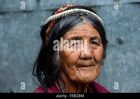 Philippinen, Cordillera Hochland, Bontoc, Samoki Dorf, Igorot Menschen, Samoki Stamm, Senioren, alte Frau mit Schlange Skelett im Haar, Gesicht Stockfoto