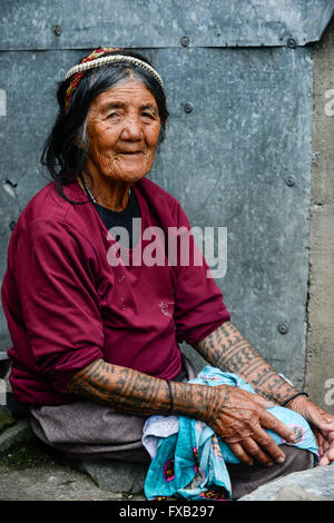 Philippinen, Cordillera Highlands, Bontoc, Samoki Dorf, Igorot Menschen, Samoki Stamm, alte Frau mit Schlange Skelett im Haar und Tattoo / PHILIPPINEN, Kordilleren, Bontoc, Samuki Dorf, Igorot Volksgruppe, Samoki Clan, Alte Frau Mit Schlangen Skelett Schmuck Im Haar Und Taetowierung Stockfoto