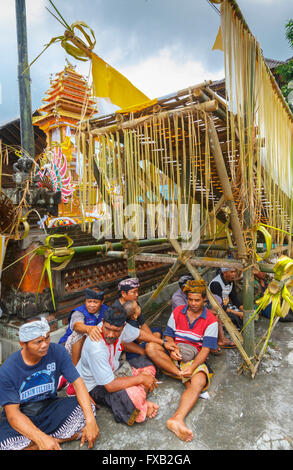 Menschen in Feuerbestattung Zeremonie. Bali, Indonesien, Asien. Stockfoto