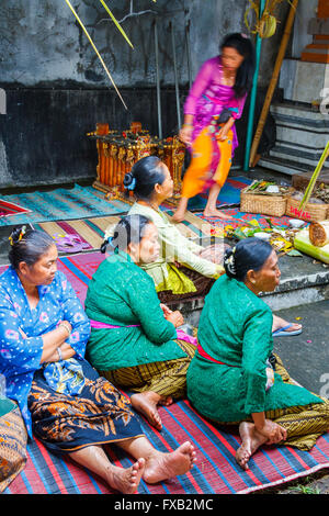 Menschen in Feuerbestattung Zeremonie. Bali, Indonesien, Asien. Stockfoto