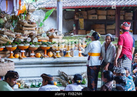 Menschen in Feuerbestattung Zeremonie. Bali, Indonesien, Asien. Stockfoto