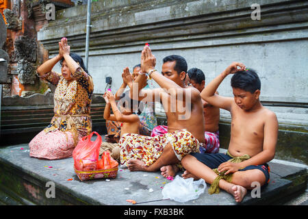 Menschen beten. Tirtha Empul Tempel. Bali. Indonesien, Asien. Stockfoto