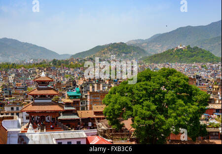 Stadt Kathmandu und Swayambunath wie aus Kathmandu Durbar Square in Nepal am 5. April 2015 Stockfoto