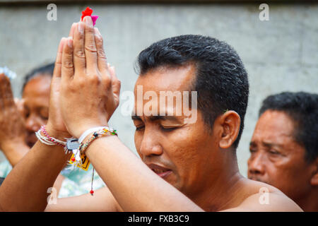 Menschen beten. Tirtha Empul Tempel. Bali. Indonesien, Asien. Stockfoto