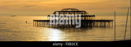 Der West Pier bei Sonnenuntergang in Brighton, UK Stockfoto