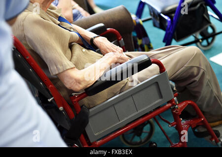Mann im Rollstuhl in einem Pflegeheim für ältere Großbritannien Stockfoto