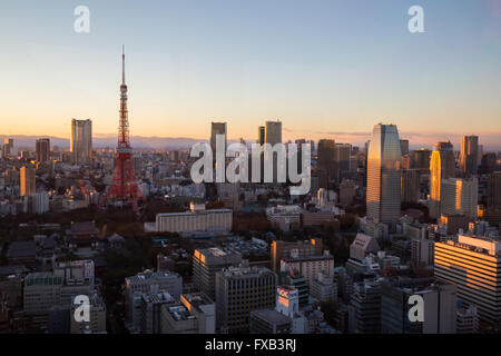 Tokyo, Japan - 18. Dezember 2014: Fotografieren der Tokioter Skyline mit Tokyo Tower des World Trade Center entnommen. Stockfoto