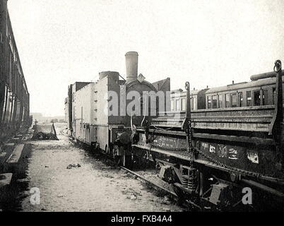 AJAXNETPHOTO. 1917.LOCATION UNBEKANNT. -ALLIIERTE GEPANZERTE SCHMALSPURBAHN FELDBAHN LOK MIT LKW BELADEN MIT STAHLSCHIENEN, MÖGLICHERWEISE IN DER NÄHE VON NIEUPORT, BELGIEN. FOTO: AJAX VINTAGE BILD BIBLIOTHEK REF: 1917 FBALBPP 1 3 Stockfoto