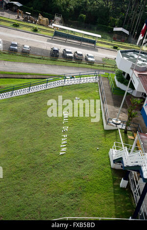 Weiße Buchstaben CANAL DE PANAMA auf Rasen vor Verwaltungsgebäude Panamakanal übersichtlich dargestellt. Stockfoto