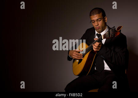 Fado-Musiker mit einer portugiesischen Gitarre, Studio Stockfoto