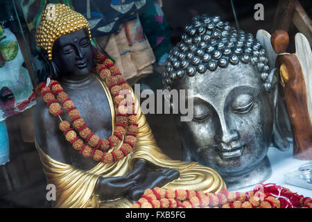 Buddha und Perlen in einem Schaufenster. Glastonbury, Somerset, England Stockfoto